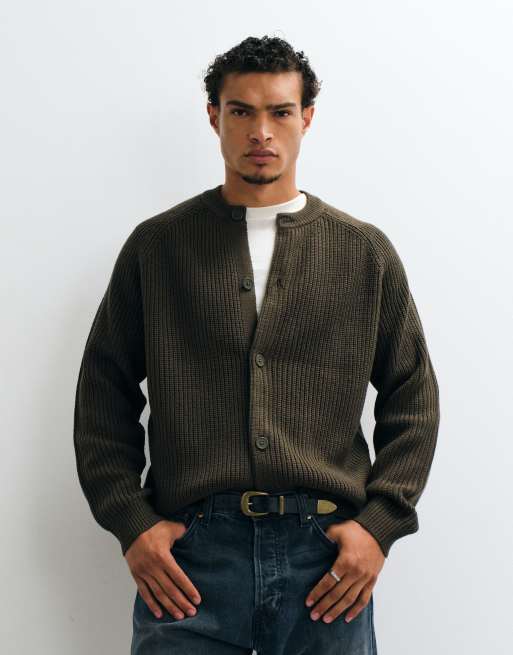 ASOS DESIGN oversize stickad kofta med fiskbensribbstickning och rund halsringning i mörk khaki, 5 av 5