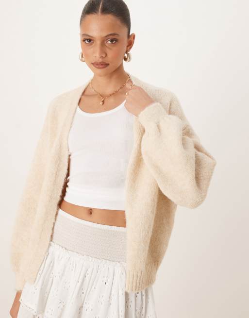 ASOS DESIGN – Oversize-Strickjacke aus Wollmix in Butterweiß mit Ballonärmeln