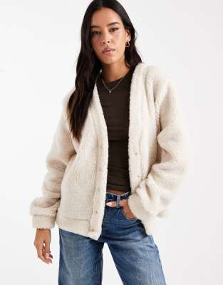 ASOS DESIGN - Oversize-Strickjacke im Longline-Stil aus Teddy-Fleece in Creme-Weiß