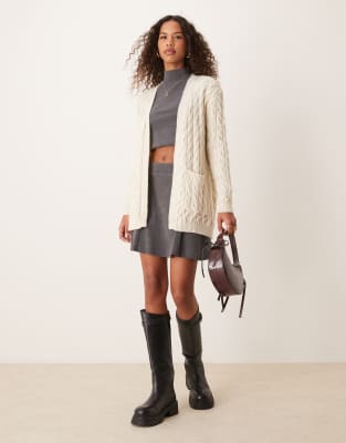 ASOS DESIGN - Oversize-Strickjacke in Elfenbeinweiß mit Zopfmuster