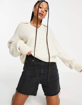 ASOS DESIGN - Oversize-Strickpullover in Creme mit offenem Kragen-Weiß