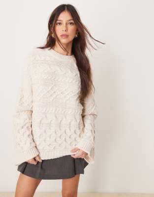 ASOS DESIGN - Oversize-Strickpullover in Ecru mit Zopfmuster und Kapuze-Weiß