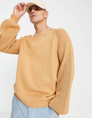 ASOS DESIGN – Oversize-Strickpullover in Hellbraun mit kontrastierenden Ärmeln