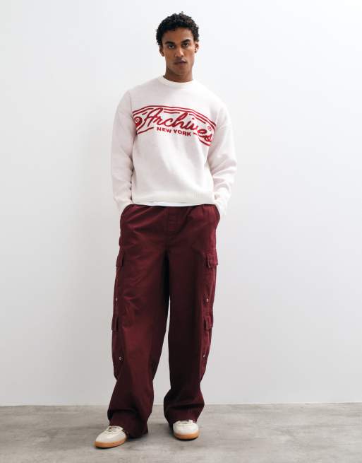 ASOS DESIGN Oversize-Strickpullover mit Rundhalsausschnitt in Weiß mit roter Archivgrafik, 3 von 5