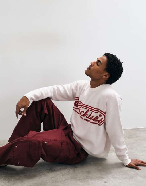 ASOS DESIGN Oversize-Strickpullover mit Rundhalsausschnitt in Weiß mit roter Archivgrafik, 4 von 5