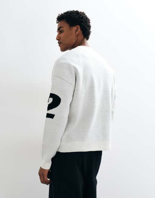 ASOS DESIGN Oversize-Strickpullover mit Rundhalsausschnitt in Weiß mit schwarzem Archive-Print, 5 von 5