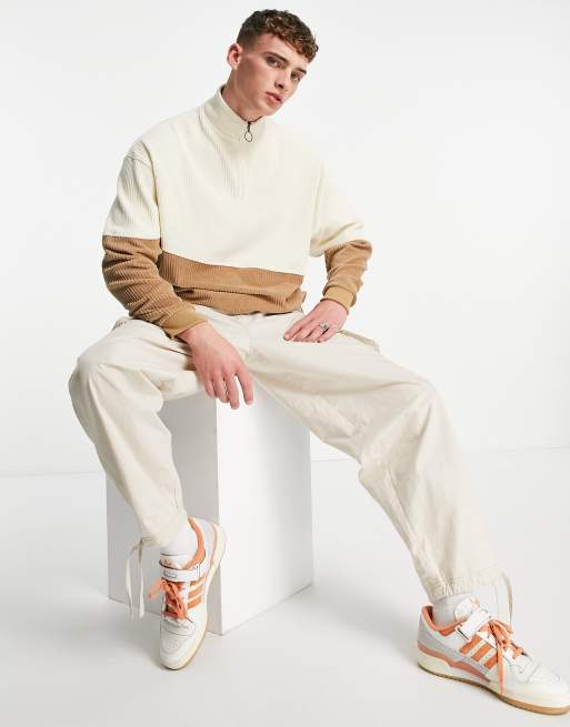 ASOS DESIGN – Oversize-Sweatshirt aus geripptem Velours mit kurzem Reißverschluss und Farbblock-Design in Beige