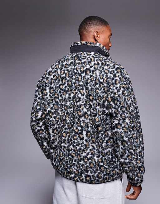 ASOS DESIGN – Oversize-Sweatshirt aus Teddystoff mit Leopardenmuster und kurzem Reißverschluss, 2 von 4