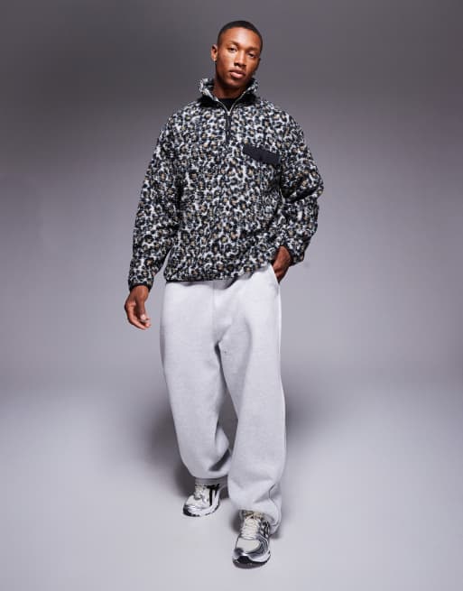 ASOS DESIGN – Oversize-Sweatshirt aus Teddystoff mit Leopardenmuster und kurzem Reißverschluss, 4 von 4