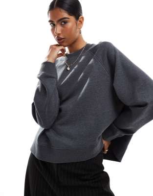 ASOS DESIGN - Oversize-Sweatshirt in Anthrazit mit Raglan-Detail-Grau