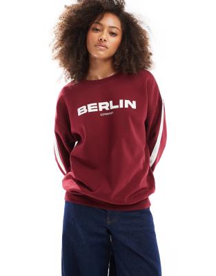 ASOS DESIGN - Oversize-Sweatshirt in Burgunderrot mit „Berlin"-Grafik