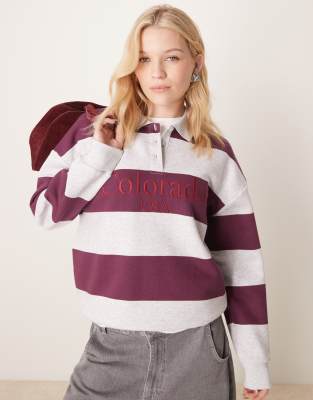 ASOS DESIGN - Oversize-Sweatshirt in Burgunderrot mit Rugby-Schnitt, Streifen und Stickerei