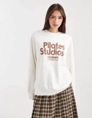 ASOS DESIGN - Oversize-Sweatshirt in Cremeweiß mit „Pilates Studios"-Print