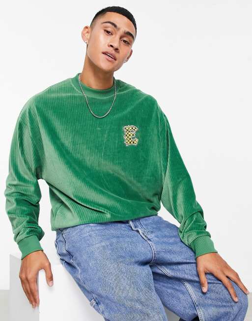 ASOS DESIGN – Oversize-Sweatshirt in Grün aus geripptem Velours mit  College-Aufnäher | ASOS