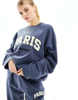 ASOS DESIGN - Oversize-Sweatshirt in hellem Marineblau mit cremefarbener „"Paris-Grafik