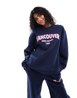 ASOS DESIGN - Oversize-Sweatshirt in Marineblau mit Vancouver-Grafik