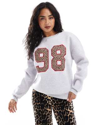 ASOS DESIGN - Oversize-Sweatshirt in meliertem Grau mit Kontrastnaht und Nummern-Applikation mit Leopardenmuster