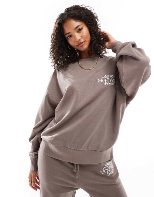 ASOS DESIGN Oversize Sweatshirt in Pilzbraun mit aufgestickter Montana Grafik Kombiteil