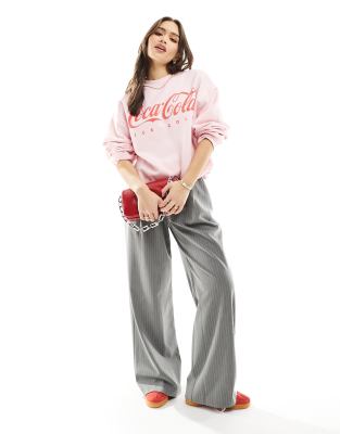 ASOS DESIGN - Oversize-Sweatshirt in Rosa mit lizenzierter „Coca-Cola"-Grafik