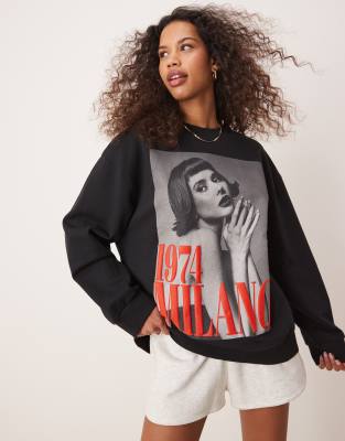 ASOS DESIGN - Oversize-Sweatshirt in Schwarz mit „Milano"-Fotoprint