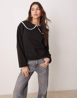 ASOS DESIGN - Oversize-Sweatshirt in Schwarz mit Spitzenbesatz am Kragen in Weiß