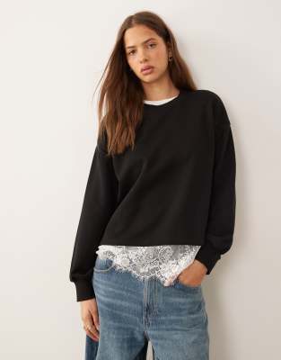 ASOS DESIGN - Oversize-Sweatshirt in Schwarz mit Spitzenunterlage am Saum