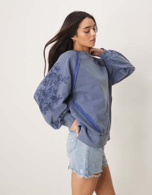 ASOS DESIGN - Oversize-Sweatshirt in verwaschenem Blau mit Ziernaht und Lochmuster an den Ärmeln-Bunt