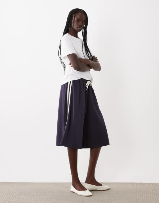 ASOS DESIGN oversize szorty z bocznym paskiem w granatowym kolorze