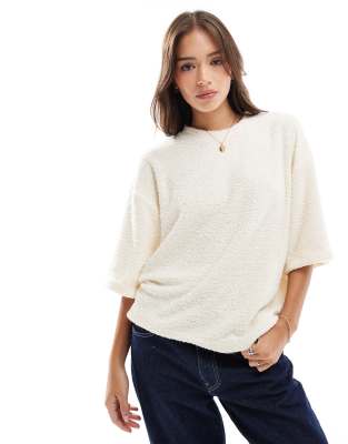 ASOS DESIGN - Oversize-T-Shirt aus Bouclé in Cremeweiß