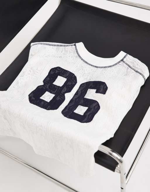 ASOS DESIGN – Oversize-T-Shirt aus Häkelspitze in Creme mit Spielernummer-Print, 4 von 4
