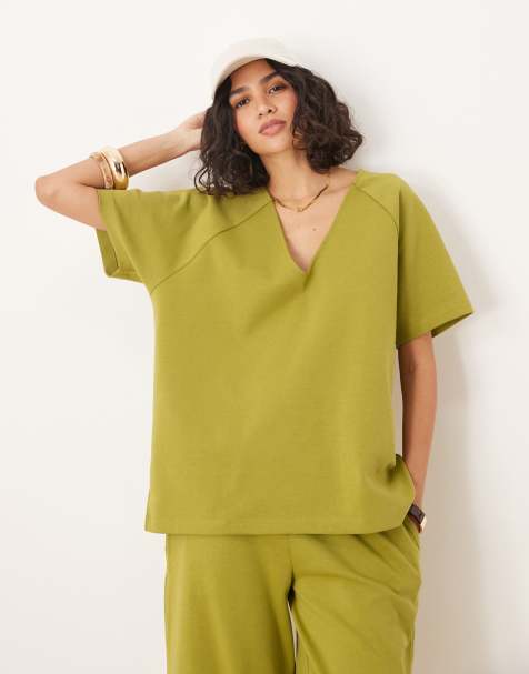 ASOS DESIGN – Oversize-T-Shirt aus khaki Interlock-Stoff mit V-Ausschnitt - view 1