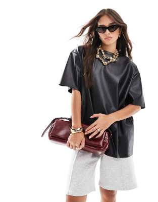 ASOS DESIGN - Oversize-T-Shirt aus PU in Schwarz