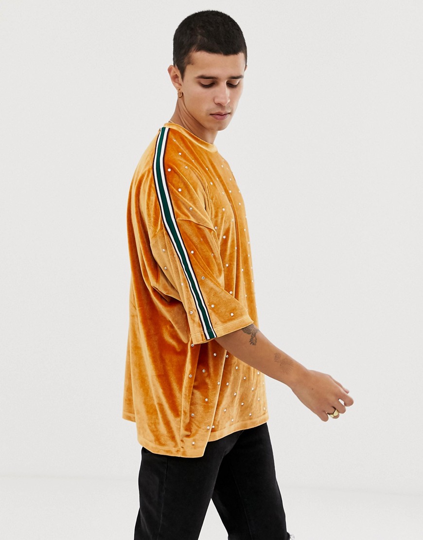 ASOS DESIGN – oversize-t-shirt i longlinemodell i velour med halv ärm, kantband och pärldekorationer-Guld