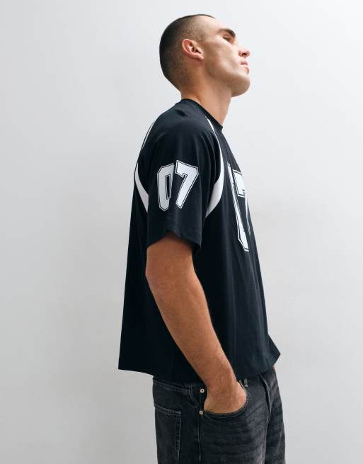 ASOS DESIGN Oversize-T-Shirt im Boxy-Schnitt mit Nummern-Print in Schwarz und Weiß, 2 von 5
