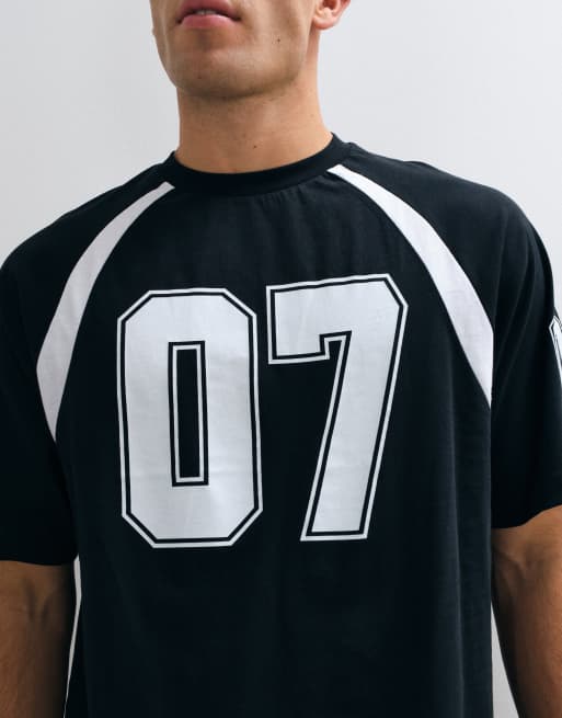 ASOS DESIGN Oversize-T-Shirt im Boxy-Schnitt mit Nummern-Print in Schwarz und Weiß, 3 von 5