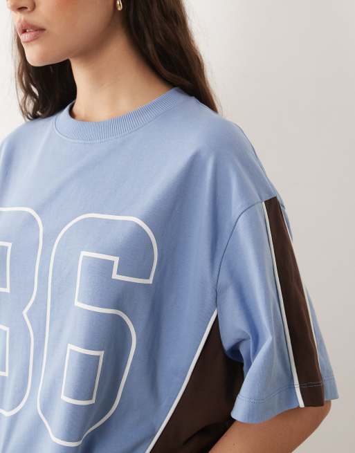 ASOS DESIGN – Oversize-T-Shirt im Fußball-Stil in Hellblau mit Print, 4 von 4
