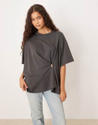 ASOS DESIGN - Oversize-T-Shirt in Anthrazit mit Wickeldetail und Metallverzierung-Marineblau