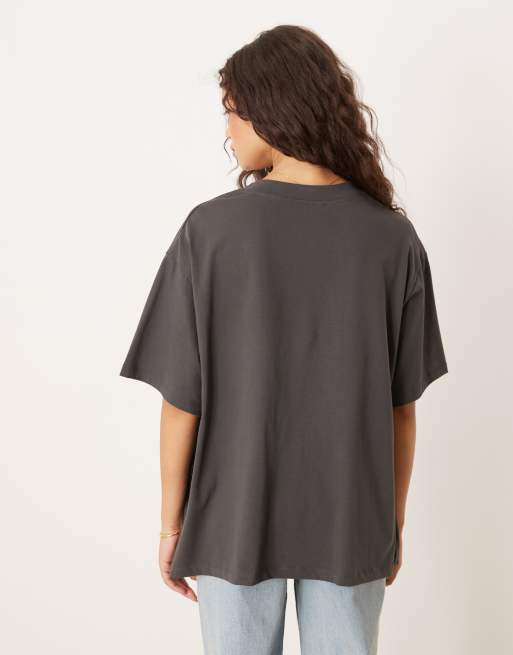 ASOS DESIGN – Oversize-T-Shirt in Anthrazit mit Wickeldetail und Metallverzierung, 3 von 4