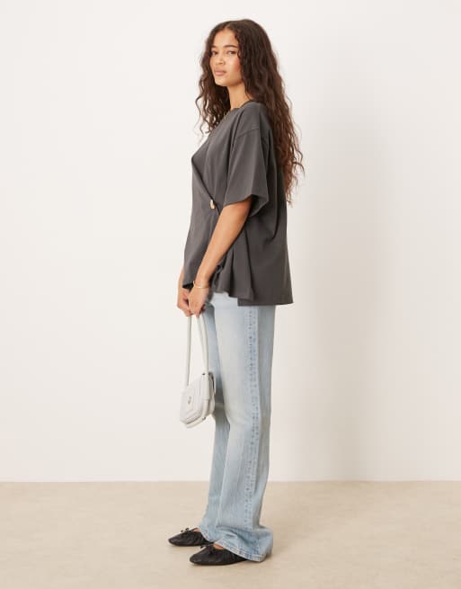 ASOS DESIGN – Oversize-T-Shirt in Anthrazit mit Wickeldetail und Metallverzierung, 4 von 4