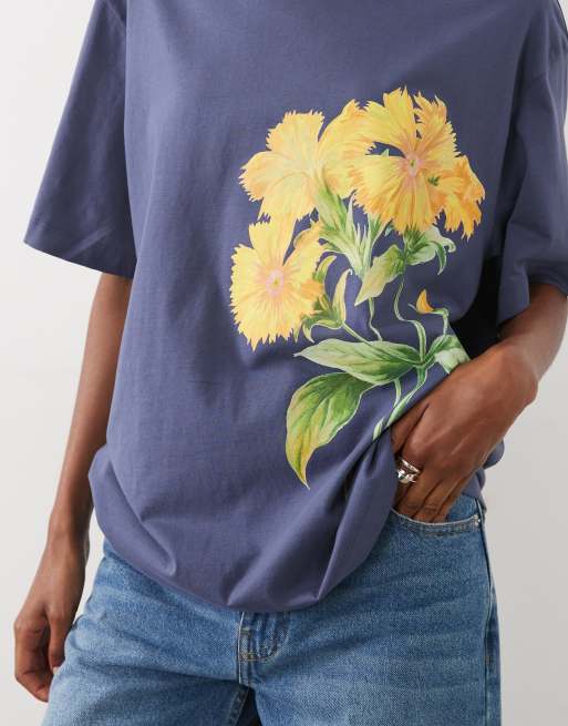 ASOS DESIGN – Oversize-T-Shirt in Blau mit gelbem Blumen-Grafikprint, 3 von 4