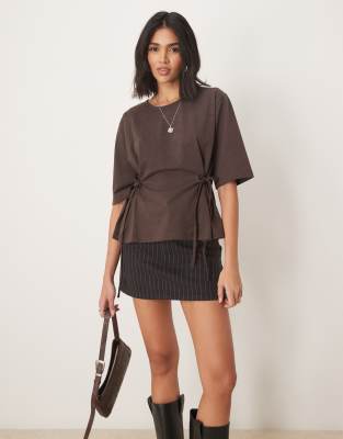 ASOS DESIGN - Oversize-T-Shirt in Braun mit Bindedetail