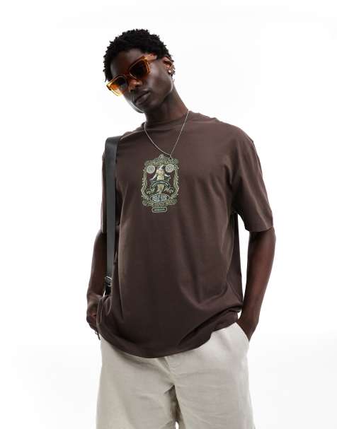 ASOS DESIGN – Oversize-T-Shirt in Braun mit Emblem-Print auf der Brust - view 1