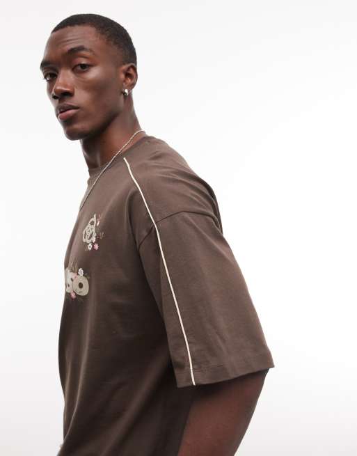 ASOS DESIGN – Oversize-T-Shirt in Braun mit Paspelierung und Fußball-Grafik, 4 von 5