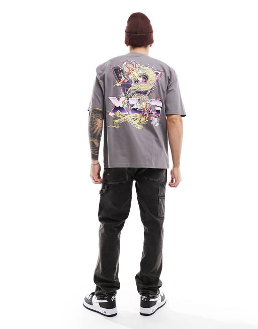 ASOS DESIGN – Oversize-T-Shirt in Braun mit Souvenir-Print am Rücken