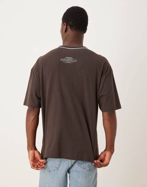 ASOS DESIGN – Oversize-T-Shirt in Braun mit Stadt-Textgrafik und Paspelierung, 3 von 5