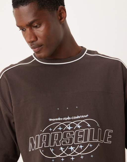 ASOS DESIGN – Oversize-T-Shirt in Braun mit Stadt-Textgrafik und Paspelierung, 5 von 5