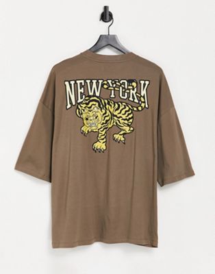ASOS DESIGN – Oversize-T-Shirt in Braun mit Tiger-Print auf dem Rücken