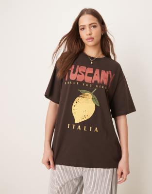 ASOS DESIGN - Oversize-T-Shirt in Braun mit „Tuscany"-Print