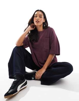 ASOS DESIGN - Oversize-T-Shirt in Burgunderrot mit Waffelstruktur und Tasche