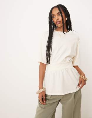 ASOS DESIGN - Oversize-T-Shirt in Creme mit betonter Taille-Weiß